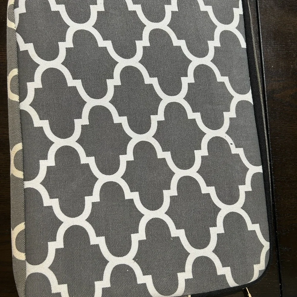 Cool Bell Gray and White Tablet/Laptop Padded Sleeve.